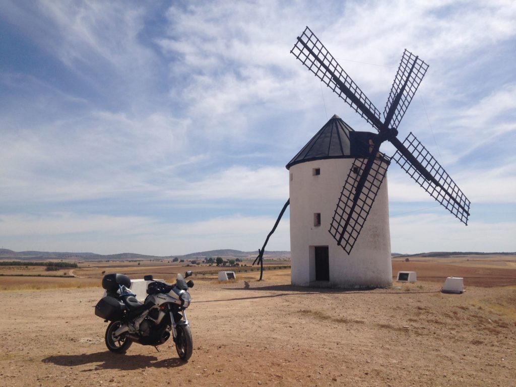 Descansando debajo de un molino en Castilla la Mancha. Rutas y viajes en moto por España