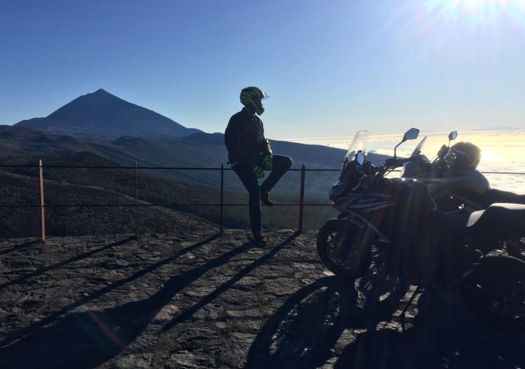Mirador en las Cañadas del Teide. Descanso de la ruta con moto de 30 kilómetros de subida en curvas. ¡Brutal!